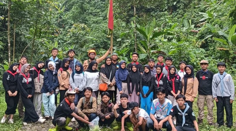 Aksi Bersih Tebing DAS Cisarua, Demi Sungai dan Masa Depan